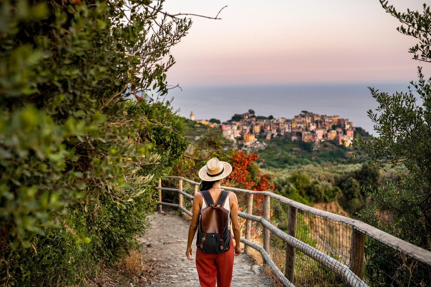 Frau wandert an der Küste der Cinque Terre in Richtung Corniglia