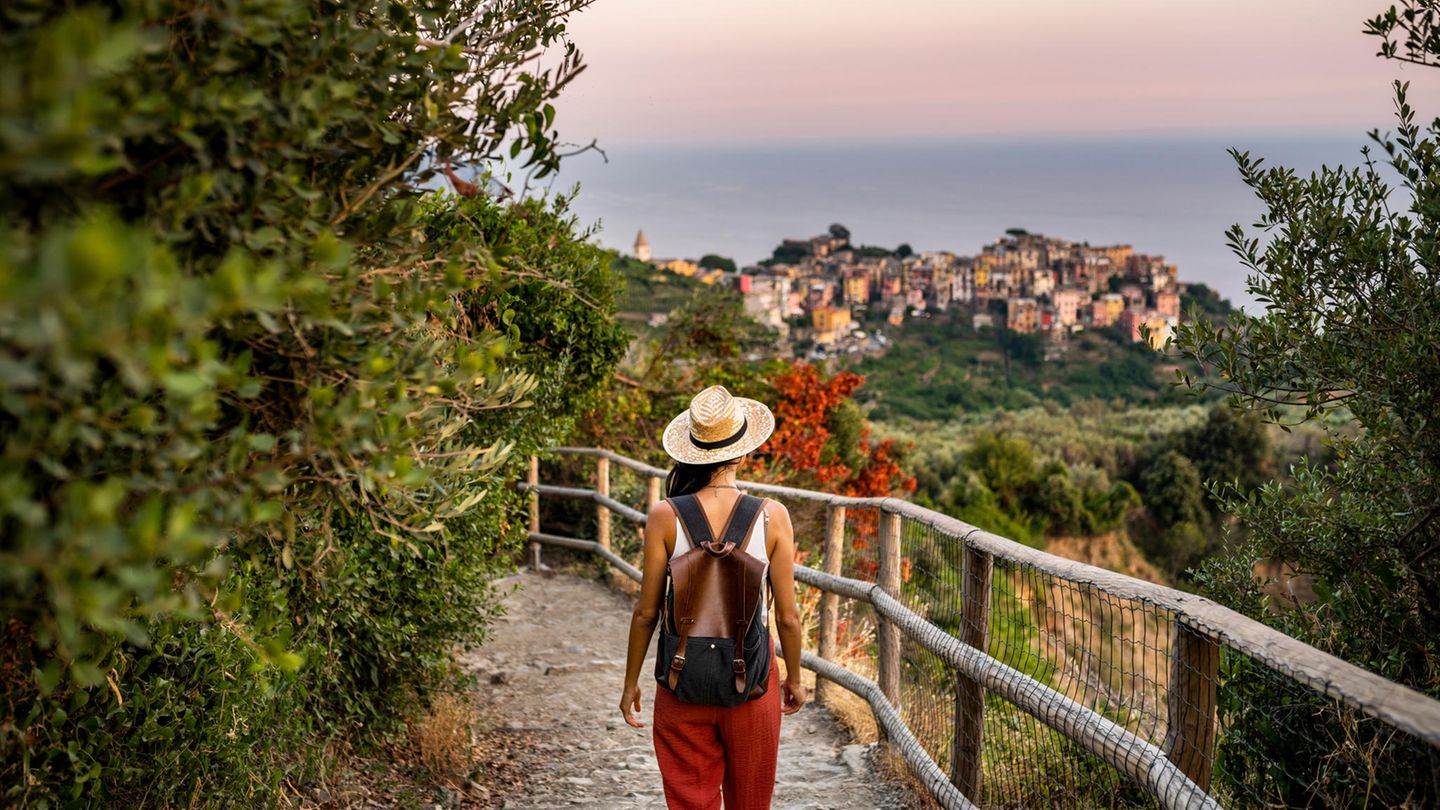 Frau wandert an der Küste der Cinque Terre in Richtung Corniglia