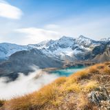 Am Fuße des namengebenden Berges Gran Paradiso erstreckt sich der italienische Nationalpark auf 70.000 Hektar über die Regionen Aostatal und Piemont. Eingebettet in eine fantastische Bergwelt voll eindrucksvoller Drei- und Viertausender, sind die felsigen Flanken und markanten Gipfel sowie die lose verteilten Almen im Gebiet des Nationalparks allgegenwärtig. Aktivurlauber können die Landschaft zu jeder Jahreszeit erkunden: Wanderwege durchziehen die Täler, Wasserfälle locken im Winter die Eiskletterer und viele Loipenkilometer die Ski-Langläuferinnen an.