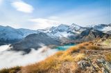 Am Fuße des namengebenden Berges Gran Paradiso erstreckt sich der italienische Nationalpark auf 70.000 Hektar über die Regionen Aostatal und Piemont. Eingebettet in eine fantastische Bergwelt voll eindrucksvoller Drei- und Viertausender, sind die felsigen Flanken und markanten Gipfel sowie die lose verteilten Almen im Gebiet des Nationalparks allgegenwärtig. Aktivurlauber können die Landschaft zu jeder Jahreszeit erkunden: Wanderwege durchziehen die Täler, Wasserfälle locken im Winter die Eiskletterer und viele Loipenkilometer die Ski-Langläuferinnen an.