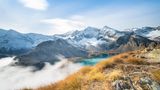 Am Fuße des namengebenden Berges Gran Paradiso erstreckt sich der italienische Nationalpark auf 70.000 Hektar über die Regionen Aostatal und Piemont. Eingebettet in eine fantastische Bergwelt voll eindrucksvoller Drei- und Viertausender, sind die felsigen Flanken und markanten Gipfel sowie die lose verteilten Almen im Gebiet des Nationalparks allgegenwärtig. Aktivurlauber können die Landschaft zu jeder Jahreszeit erkunden: Wanderwege durchziehen die Täler, Wasserfälle locken im Winter die Eiskletterer und viele Loipenkilometer die Ski-Langläuferinnen an.