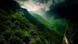 Das Orfento-Tal (Foto) ist nur eines von vielen Naturhighlights des Nationalparks Majella in den Abruzzen. Neben Bergen – mehr als die Hälfte der gesamten Parkfläche liegt höher als 2000 Meter – und wilden Tälern sind für den Park zahlreiche Karstebenen charakteristisch. Die Kernzone des Nationalparks gehört zu den von der European Wilderness Society zertifizierten Wildnis-Gebieten.