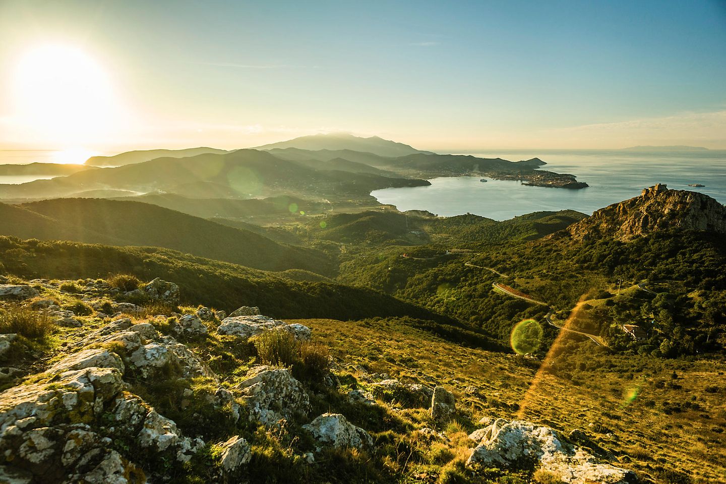 Panoramablick über die von den Etruskern erbauten Burg Volterraio (394m) mit Blick auf die Bucht von Portoferraio, Elba, Toscana, Italien.