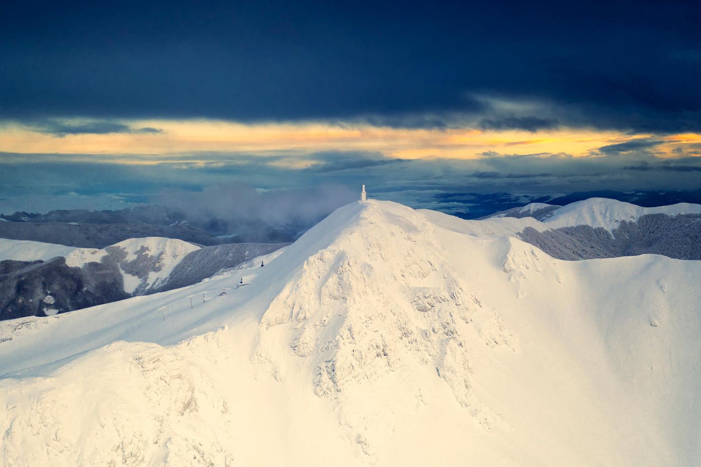 Sonnenuntergang im Winter aus der Luft, aufgenommen von einer Drohne auf dem Berg La nuda, Nationalpark Toskanisch-emilianischer Apennin, Cerreto Laghi, Gemeinde Ventasso, Provinz Reggio Emilia, Bezirk Emilia-Romagna, Italien, Europa