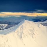 Sonnenuntergang im Winter aus der Luft, aufgenommen von einer Drohne auf dem Berg La nuda, Nationalpark Toskanisch-emilianischer Apennin, Cerreto Laghi, Gemeinde Ventasso, Provinz Reggio Emilia, Bezirk Emilia-Romagna, Italien, Europa