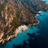 Vor die nordöstliche Küste Sardiniens scheint ein gut gelaunter Gott einen ganzen Archipel aus Granitfelsen, mit grüner Macchia beflaumt, ins Wasser gestreut zu haben. Die meisten Inseln sind unbewohnt und nicht mehr als steinerne Brösel an der gerade mal zwölf Kilometer breiten Meerenge nahe Sardinien. Zusammen bilden die Eilande den "Nationalpark Arcipelago di La Maddalena", ein Schutzgebiet, in dem man hervorragend segeln kann. Ein schöneres Revier für Bootstouren als hier wird man im Mittelmeer so schnell nicht finden – Wasser, das in Blau- und Grünnuancen schimmert und dem man auf den Grund sieht.