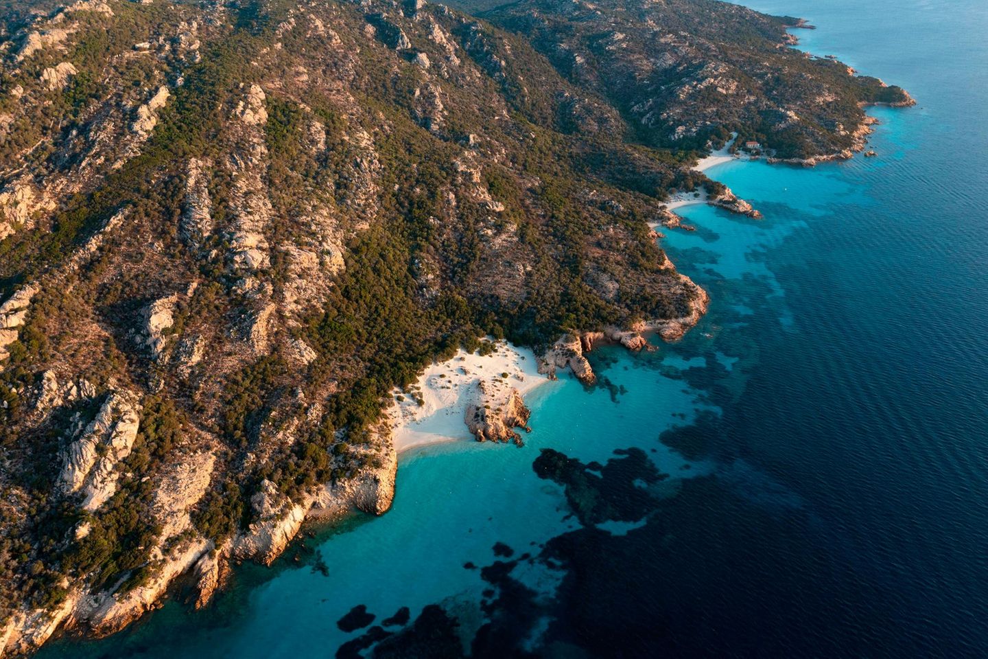 Vor die nordöstliche Küste Sardiniens scheint ein gut gelaunter Gott einen ganzen Archipel aus Granitfelsen, mit grüner Macchia beflaumt, ins Wasser gestreut zu haben. Die meisten Inseln sind unbewohnt und nicht mehr als steinerne Brösel an der gerade mal zwölf Kilometer breiten Meerenge nahe Sardinien. Zusammen bilden die Eilande den "Nationalpark Arcipelago di La Maddalena", ein Schutzgebiet, in dem man hervorragend segeln kann. Ein schöneres Revier für Bootstouren als hier wird man im Mittelmeer so schnell nicht finden – Wasser, das in Blau- und Grünnuancen schimmert und dem man auf den Grund sieht.