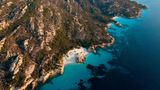 Vor die nordöstliche Küste Sardiniens scheint ein gut gelaunter Gott einen ganzen Archipel aus Granitfelsen, mit grüner Macchia beflaumt, ins Wasser gestreut zu haben. Die meisten Inseln sind unbewohnt und nicht mehr als steinerne Brösel an der gerade mal zwölf Kilometer breiten Meerenge nahe Sardinien. Zusammen bilden die Eilande den "Nationalpark Arcipelago di La Maddalena", ein Schutzgebiet, in dem man hervorragend segeln kann. Ein schöneres Revier für Bootstouren als hier wird man im Mittelmeer so schnell nicht finden – Wasser, das in Blau- und Grünnuancen schimmert und dem man auf den Grund sieht.