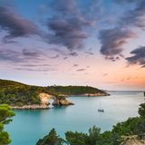 Weite Pinien- und Buchenwälder, idyllische Buchten und knapp 150 Kilometer Küstenlinie, an der sich Klippen und Sandstrände abwechseln – der Nationalpark Gargano ist das grüne Herzstück Apuliens. Auf einer Fläche von 120.000 Hektar umfasst das Schutzgebiet zwölf verschiedene Ökosysteme und bietet eine der reichsten Artenvielfalten Europas. Dazu zählen auch die Tremiti-Inseln, die im Adriatischen Meer nördlich des Festlandes liegen. Wer den abwechslungsreichen Park erkunden möchte, tut dies am besten zu Fuß. Ein Großteil des Nationalparkgebiets ist für den Autoverkehr gesperrt.