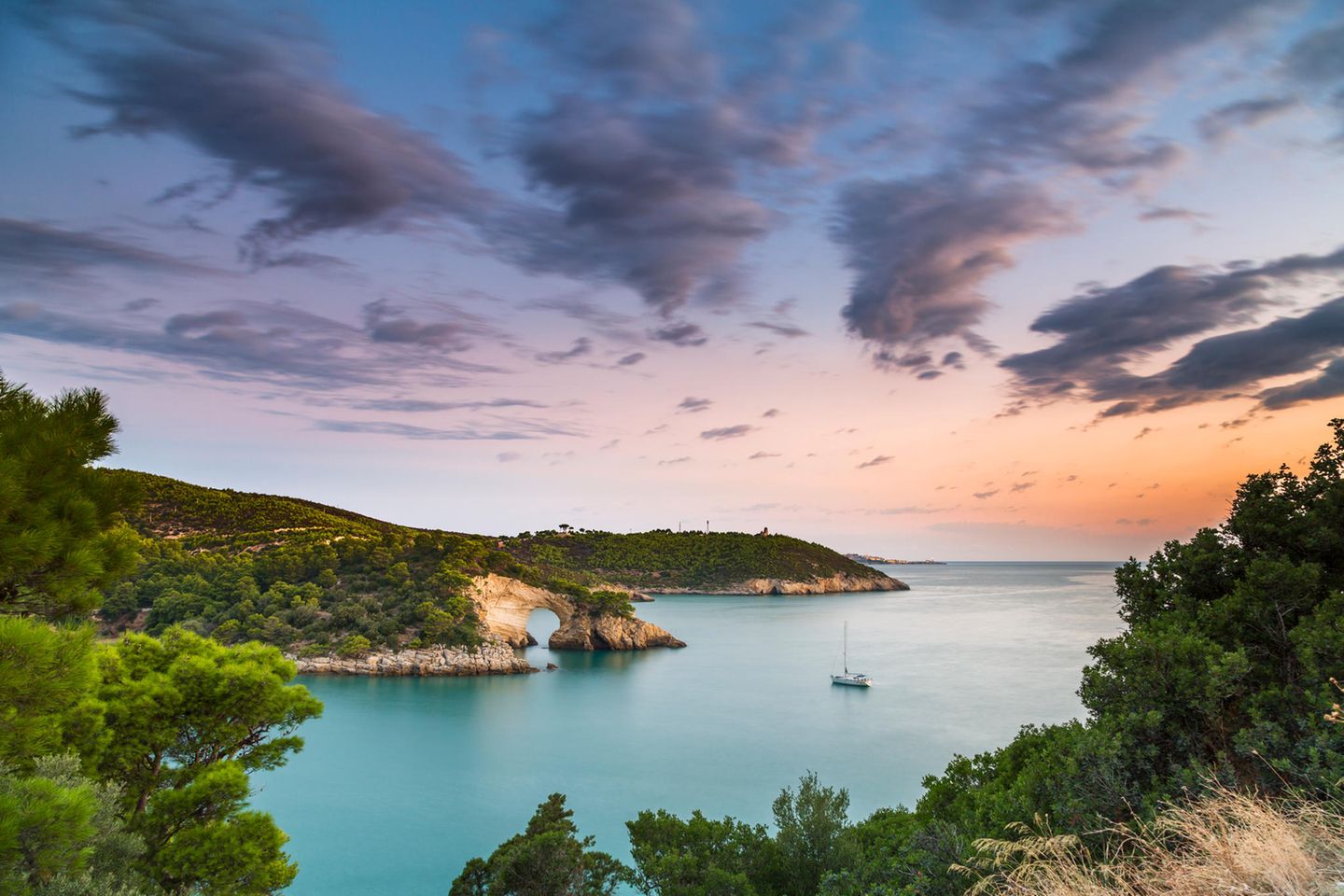 Weite Pinien- und Buchenwälder, idyllische Buchten und knapp 150 Kilometer Küstenlinie, an der sich Klippen und Sandstrände abwechseln – der Nationalpark Gargano ist das grüne Herzstück Apuliens. Auf einer Fläche von 120.000 Hektar umfasst das Schutzgebiet zwölf verschiedene Ökosysteme und bietet eine der reichsten Artenvielfalten Europas. Dazu zählen auch die Tremiti-Inseln, die im Adriatischen Meer nördlich des Festlandes liegen. Wer den abwechslungsreichen Park erkunden möchte, tut dies am besten zu Fuß. Ein Großteil des Nationalparkgebiets ist für den Autoverkehr gesperrt.