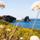 Blick auf die schwarzen Felsen von Pantelleria