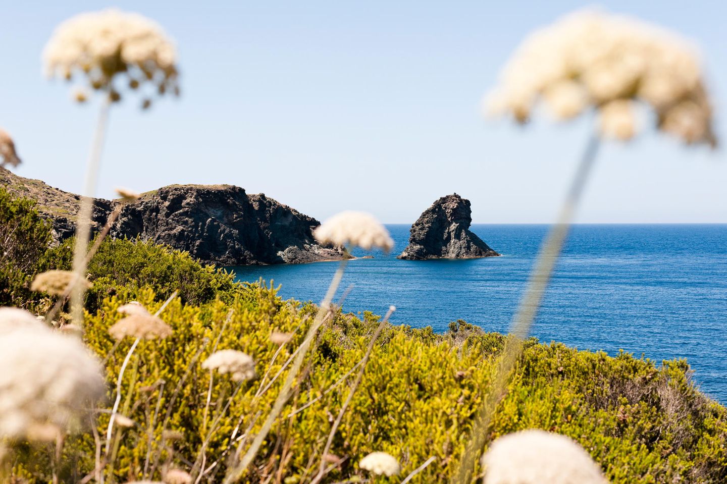 Blick auf die schwarzen Felsen von Pantelleria