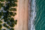 Luftbild eines Strands in Italien