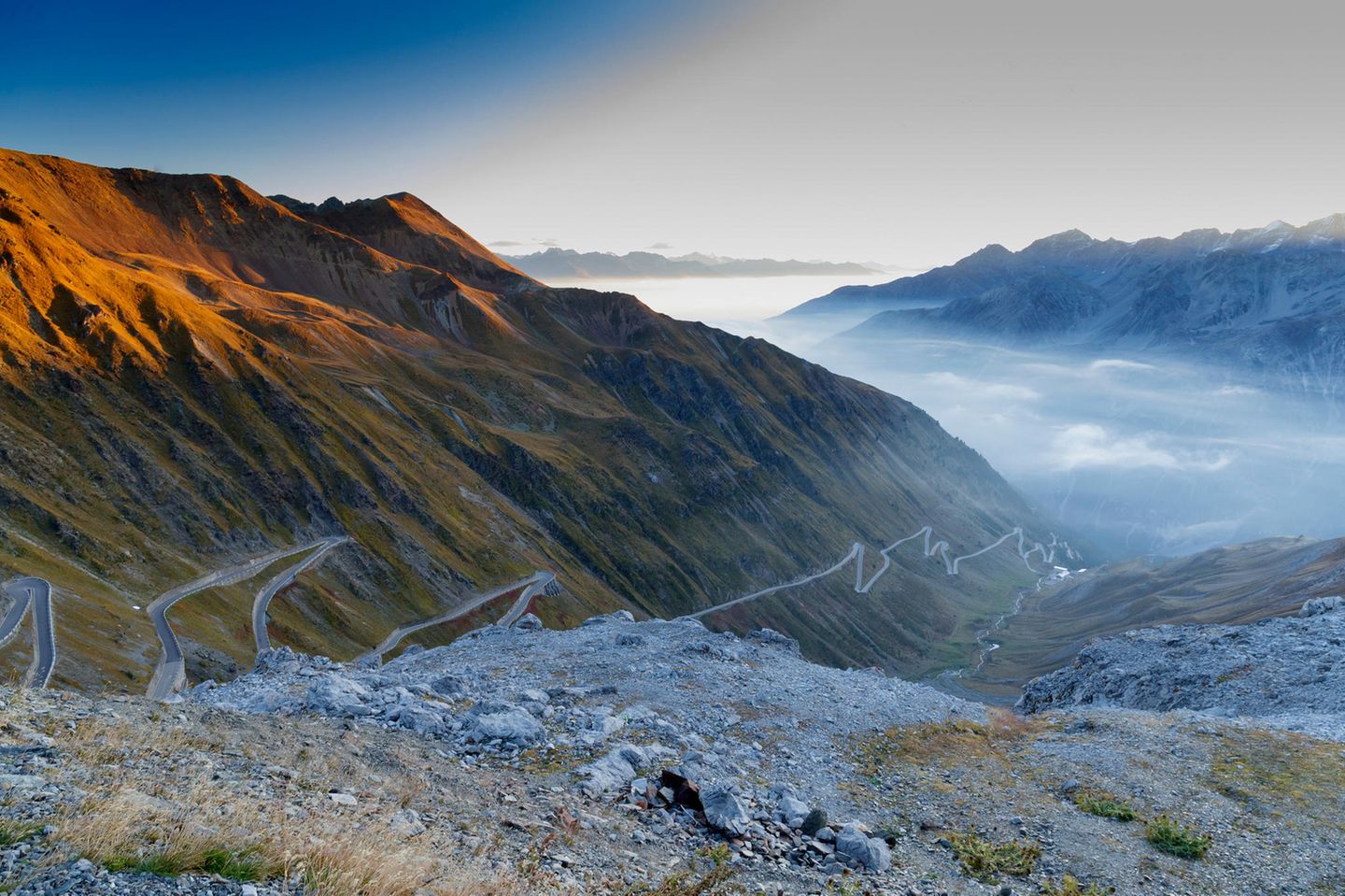 Eines der ältesten und zugleich größten Schutzgebiete im Alpenraum ist der Nationalpark Stilfserjoch im Herzen des Hochgebirges. Das Areal umfasst die typischen, von Gletschern und Flüssen geformten Täler rund um das imposante Ortler-Cevedale-Massiv. Geprägt wird es durch imposante Berggipfel, üppige Wälder, Bergwiesen und Wildbäche.