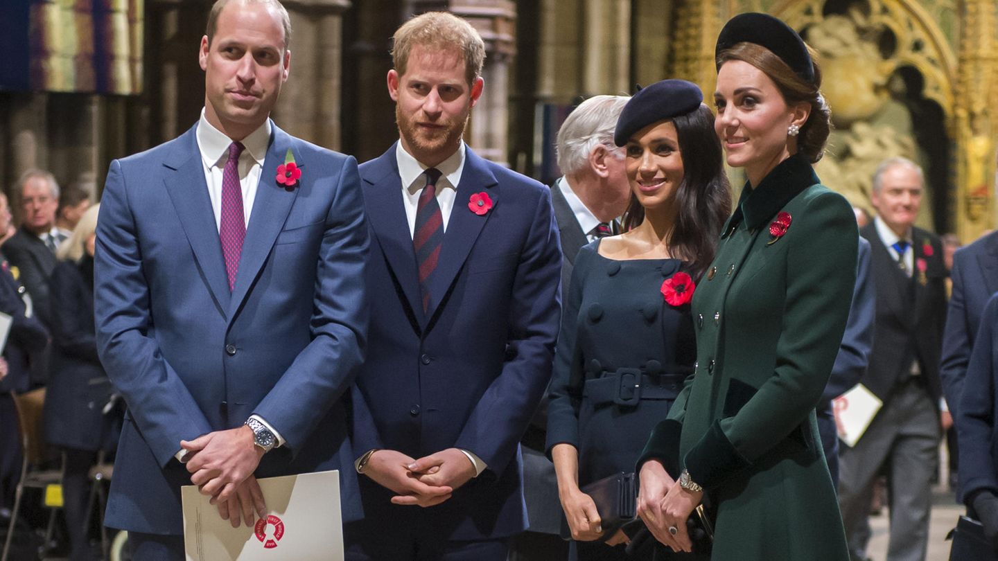 Prinz William, Prinz Harry, Meghan Markle und Kate Middleton stehen beieinander in Westminster Abbey