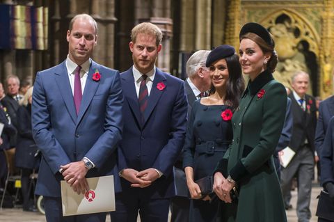 Prinz William, Prinz Harry, Meghan Markle und Kate Middleton stehen beieinander in Westminster Abbey