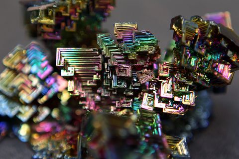 Wismut-Kristalle reflektieren Licht in bunten Farben. Die Metalle sind unentbehrlich für viele Produkte wie Handys oder Bildschirme (Archivbild)