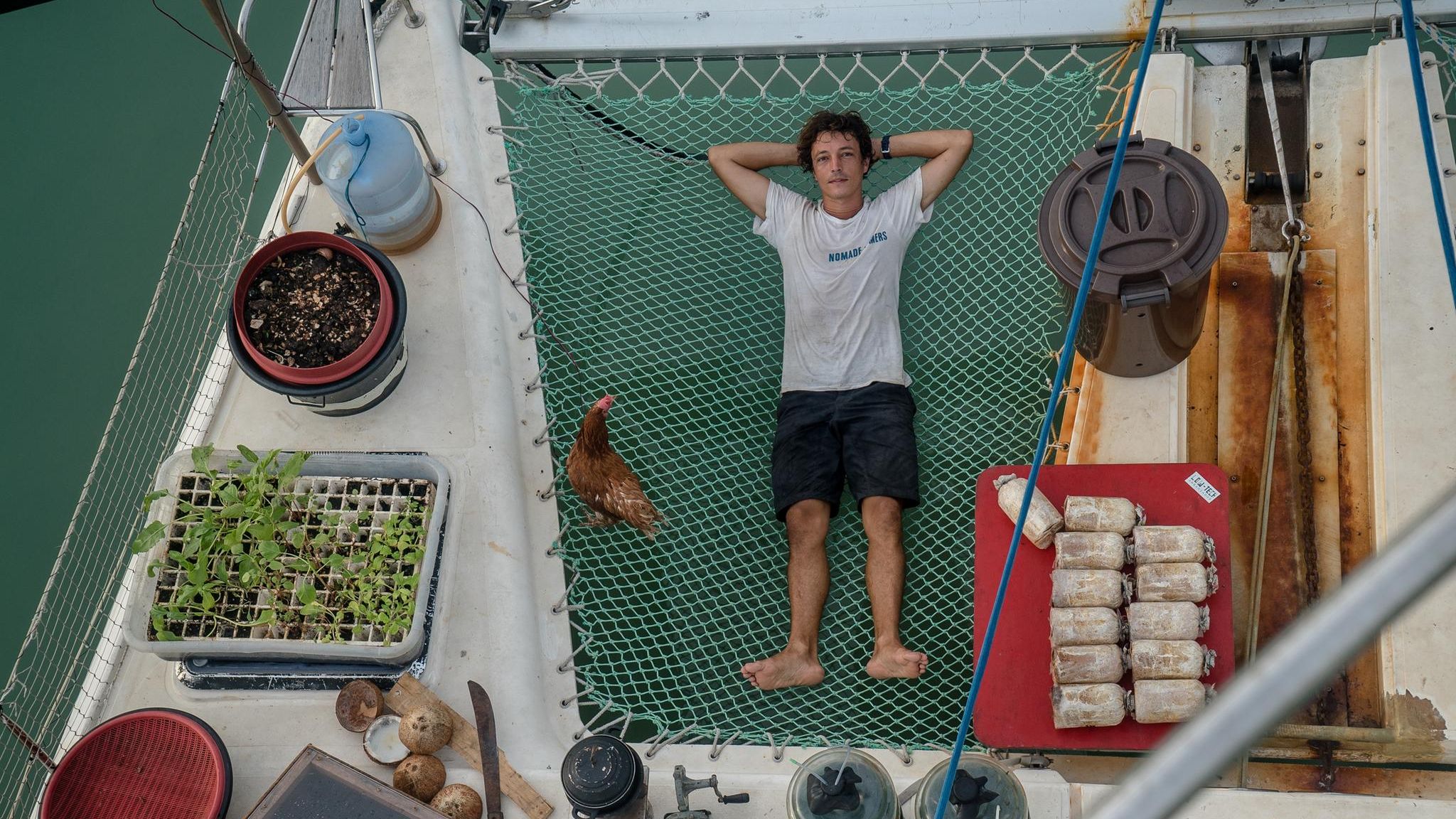Segel-Expedition: Hydroponik-Gemüse, Kurbeln zur Stromerzeugung, Pilzkulturen in Plastikbeuteln: Auf dem Katamaran "Nomade des Mers" breitet Corentin de Chatelperron seine "Lowtech"-Entdeckungen aus aller Welt aus Hydroponik-Gemüse, Kurbeln zur Stromerzeugung, Pilzkulturen in Plastikbeuteln: Auf dem Katamaran "Nomade des Mers" breitet Corentin de Chatelperron seine "Lowtech"-Entdeckungen aus aller Welt aus