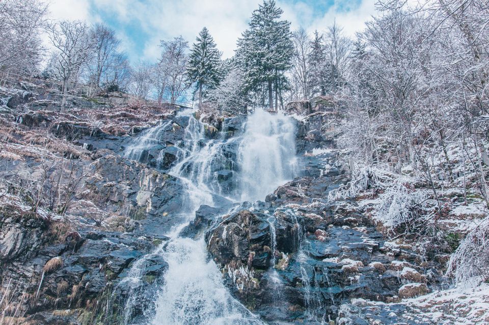 Wasserfall mit schneebedeckten Bäumen
