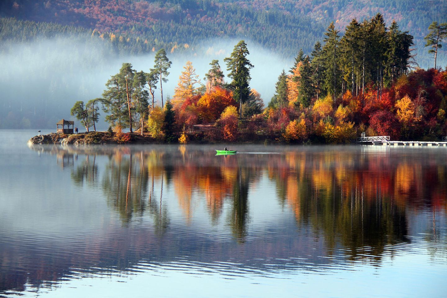 Herbstliche Stimmung an einem See