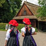 Zwei Frauen, die traditionelle Trachten tragen