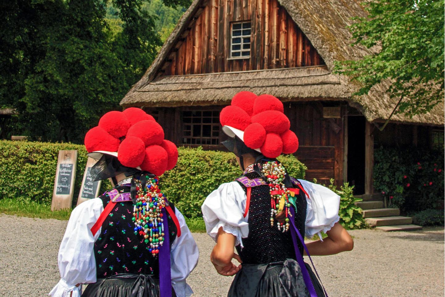 Zwei Frauen, die traditionelle Trachten tragen