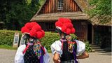 Zwei Frauen, die traditionelle Trachten tragen