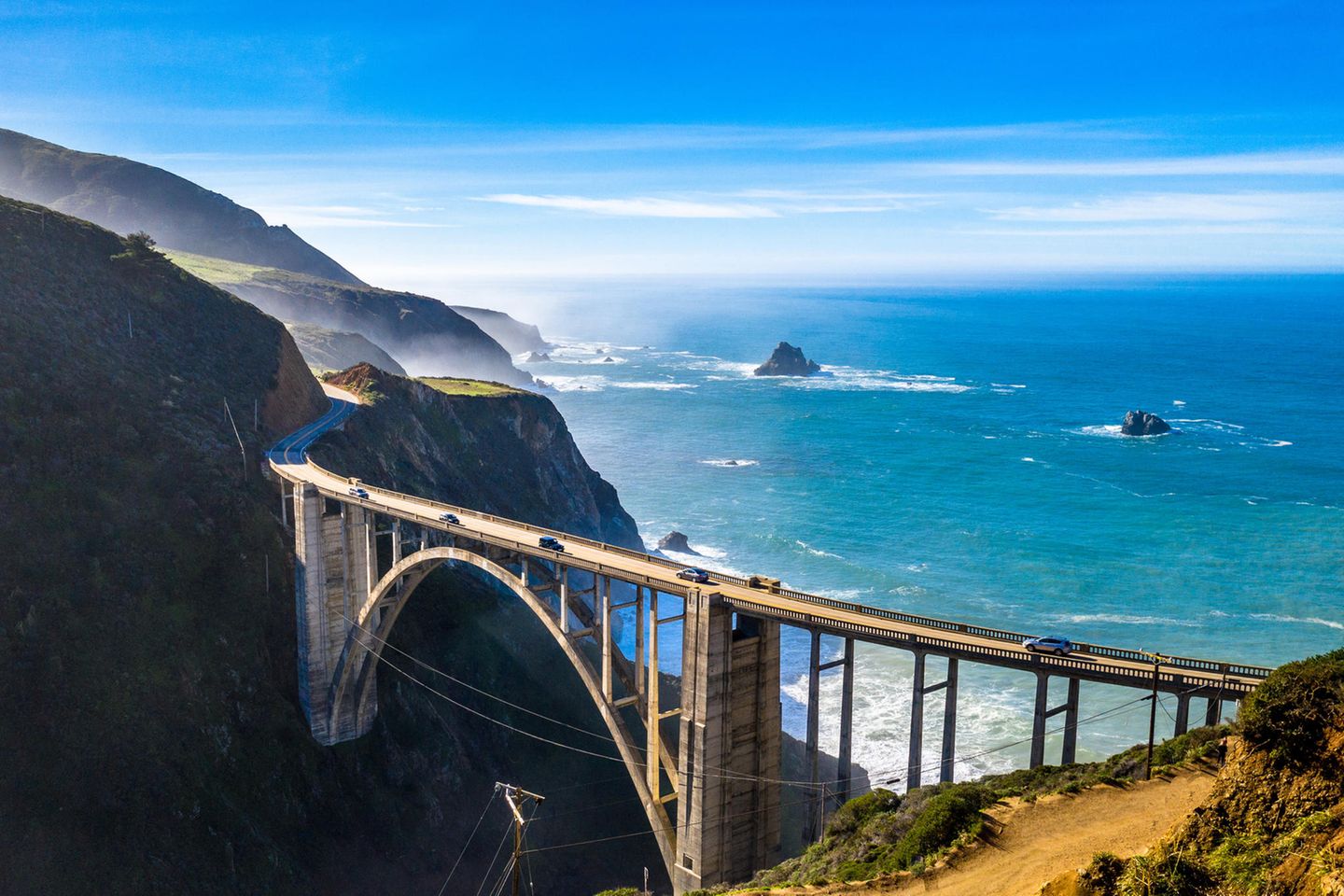 Der Traum eines jeden Autofahrers: Einmal den kalifornischen Küstenhighway No.1 entlangcruisen. Zu den schönsten Abschnitten gehört der Big Sur samt Bixby Creek Bridge