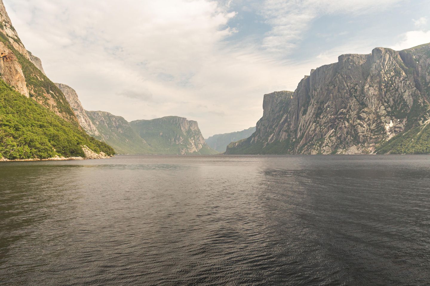 Buchten, Seen, Hochebenen – und besonders Fjorde bilden die spektakuläre Landschaft des Gros Morne National Park an der Westküste Neufundlands