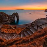 Die Jurassic Coast an der südenglischen Ärmelkanal-Küste ist vor allem für Wanderer reizvoll. Diese können den herrlichen Küstenabschnitt entlang des Fernwanderweges South West Coast Path erkunden. Wer ausschließlich die markante Felsbrücke Durdle Door betrachten möchte, muss hingegen nur wenige Meter vom Parkplatz aus zurücklegen