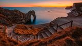 Die Jurassic Coast an der südenglischen Ärmelkanal-Küste ist vor allem für Wanderer reizvoll. Diese können den herrlichen Küstenabschnitt entlang des Fernwanderweges South West Coast Path erkunden. Wer ausschließlich die markante Felsbrücke Durdle Door betrachten möchte, muss hingegen nur wenige Meter vom Parkplatz aus zurücklegen