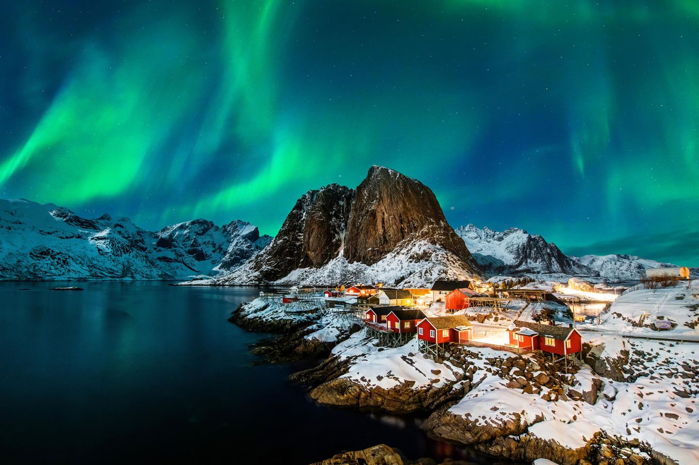 Bunte Häuser, zackige Berge – und mit etwas Glück auch noch Polarlichter. Die Lofoten wecken die Sehnsucht nach Norwegens Norden