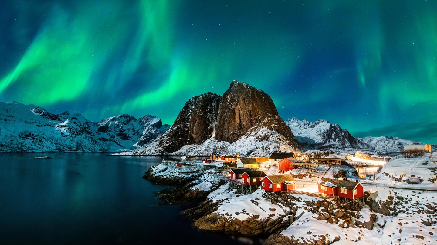 Bunte Häuser, zackige Berge – und mit etwas Glück auch noch Polarlichter. Die Lofoten wecken die Sehnsucht nach Norwegens Norden