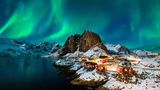 Bunte Häuser, zackige Berge – und mit etwas Glück auch noch Polarlichter. Die Lofoten wecken die Sehnsucht nach Norwegens Norden