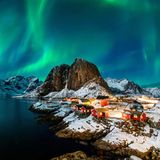 Bunte Häuser, zackige Berge – und mit etwas Glück auch noch Polarlichter. Die Lofoten wecken die Sehnsucht nach Norwegens Norden