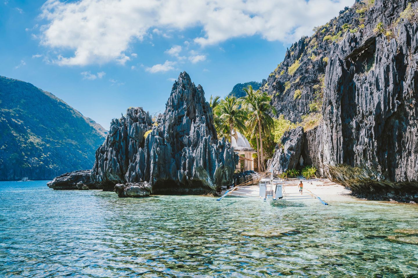 Die Nordspitze von Palawan, eine Insel im Westen der Philippinen, glänzt mit malerischer Kulisse. Rund um die kleine Fischerstadt El Nido finden sich einige der schönsten Badespots der Welt