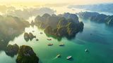 Mit ihren fast 2000 Inseln zählt die Halong-Bucht im Norden Vietnams zum Unesco-Weltnaturerbe. Die zumeist unbewohnten Kalkfelsen, die hier aus dem Wasser ragen, bilden eine einzigartige Landschaft