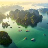 Mit ihren fast 2000 Inseln zählt die Halong-Bucht im Norden Vietnams zum Unesco-Weltnaturerbe. Die zumeist unbewohnten Kalkfelsen, die hier aus dem Wasser ragen, bilden eine einzigartige Landschaft