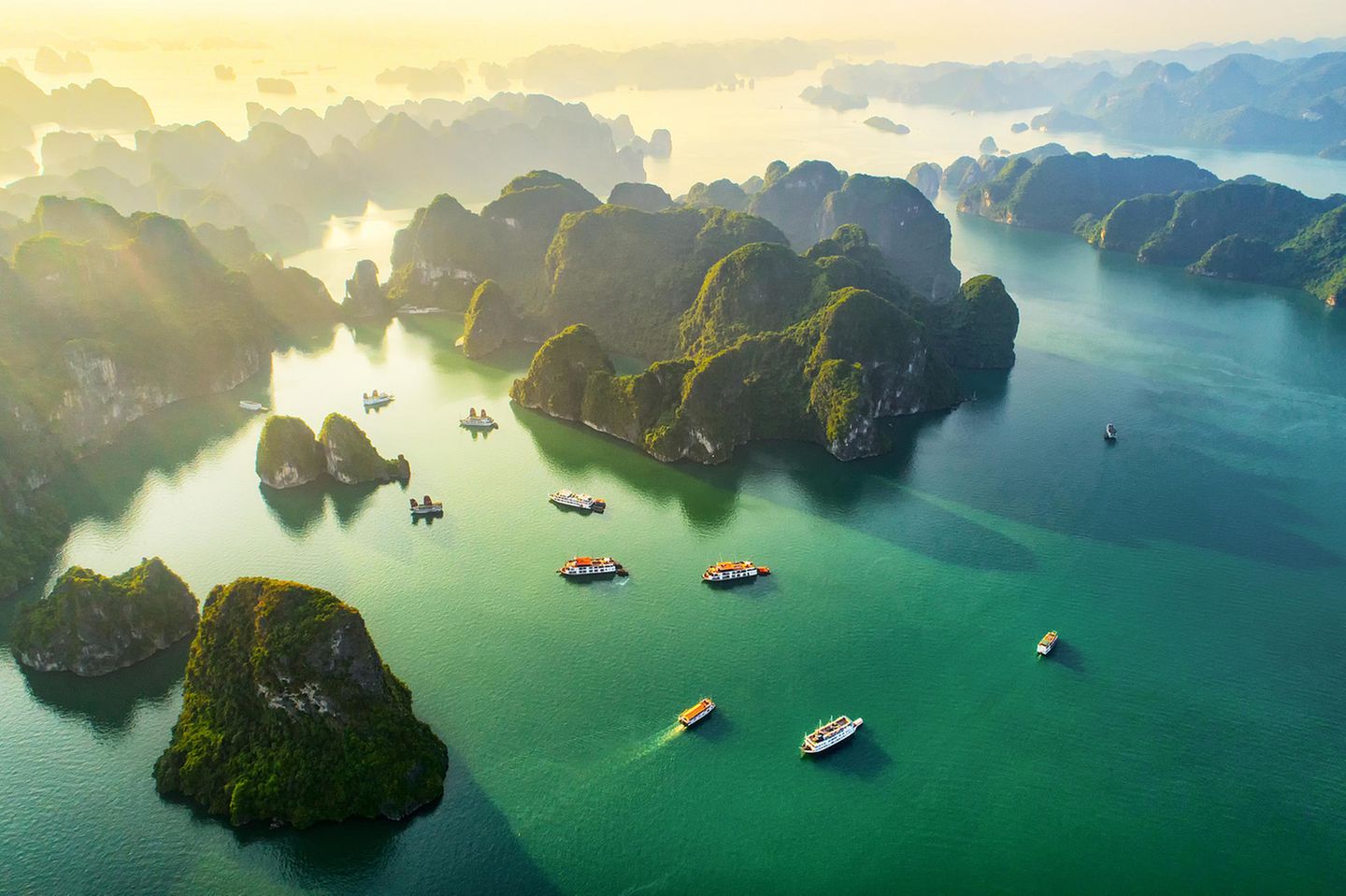 Mit ihren fast 2000 Inseln zählt die Halong-Bucht im Norden Vietnams zum Unesco-Weltnaturerbe. Die zumeist unbewohnten Kalkfelsen, die hier aus dem Wasser ragen, bilden eine einzigartige Landschaft