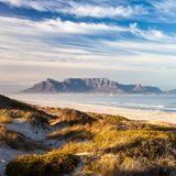 Blick über Dünen und Strand auf den Tafelberg