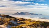 Blick über Dünen und Strand auf den Tafelberg