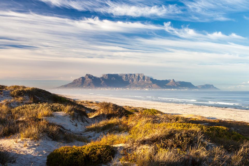 Blick über Dünen und Strand auf den Tafelberg
