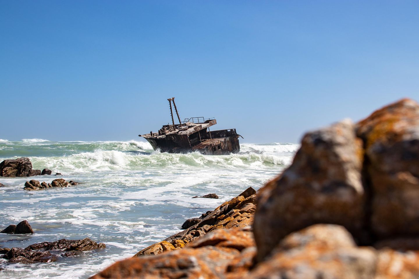 Seefahrerlegende Schiffswrack an der Küste