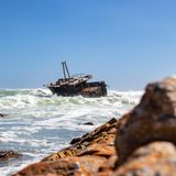 Schiffswrack an der Küste