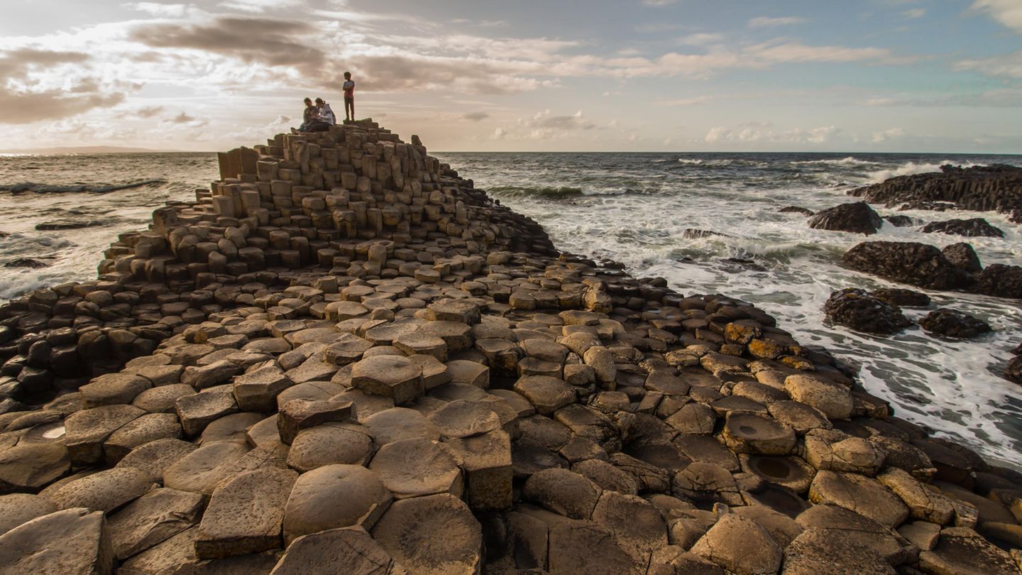 Der Giant’s Causeway, zu deutsch "Damm des Riesen", zählt zu den beliebtesten Attraktionen Nordirlands. Zu Recht, denn dieses Naturschauspiel aus vulkanischem Basaltgestein ist wirklich einzigartig