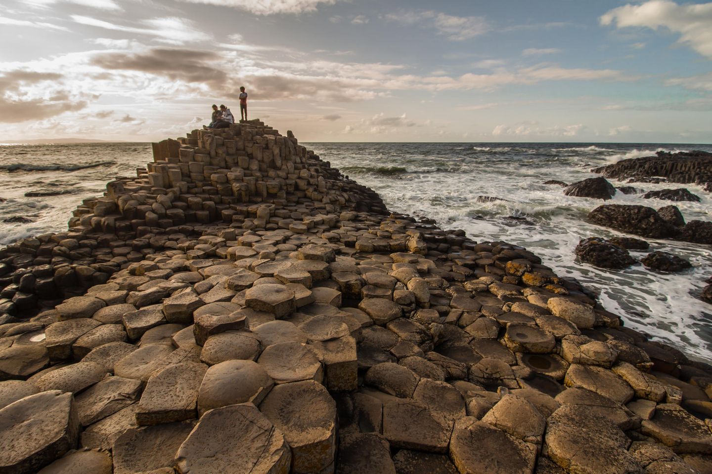 Der Giant’s Causeway, zu deutsch "Damm des Riesen", zählt zu den beliebtesten Attraktionen Nordirlands. Zu Recht, denn dieses Naturschauspiel aus vulkanischem Basaltgestein ist wirklich einzigartig