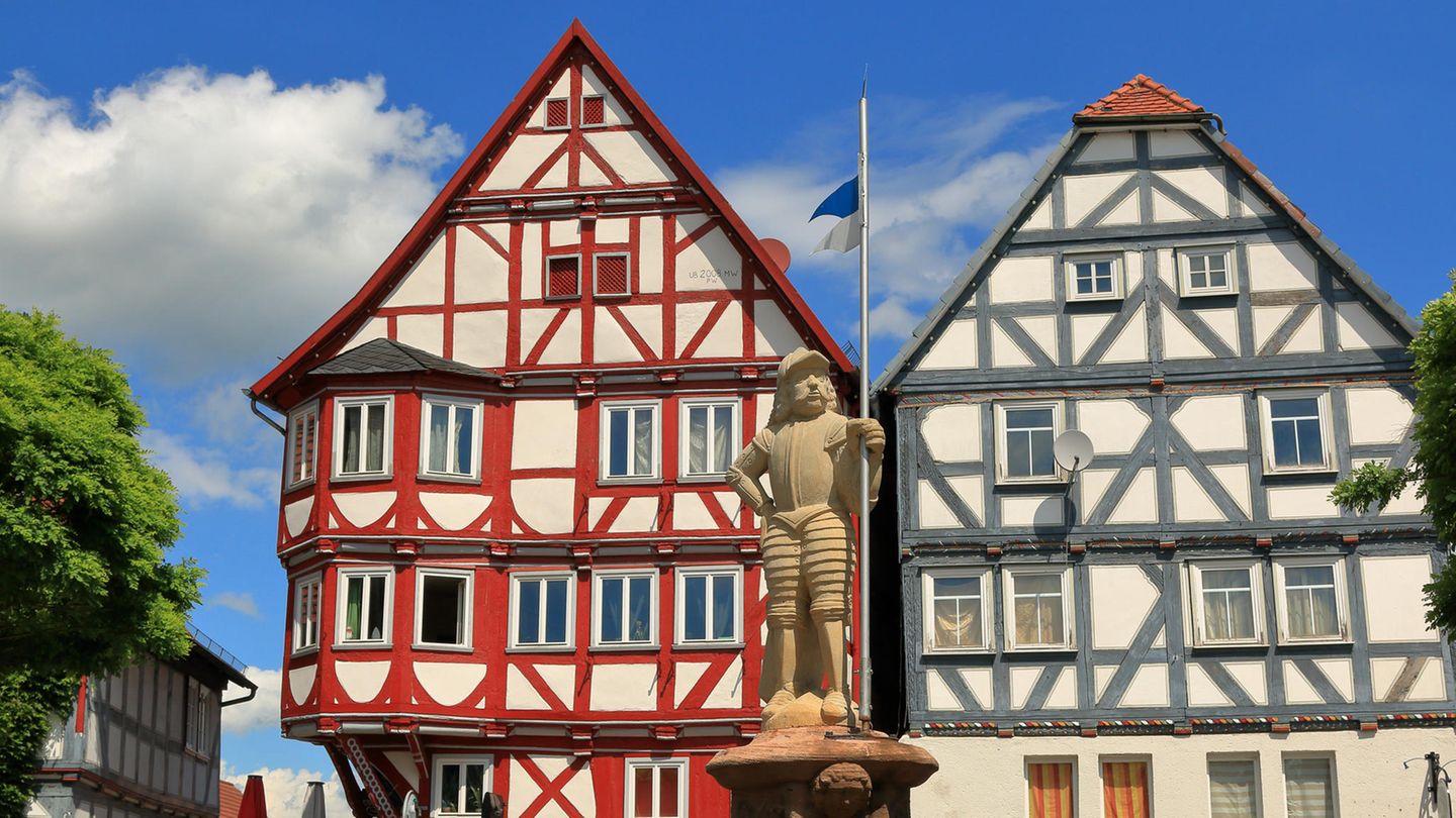 "Ruhlandpfad" im nördlichen Hessen Ruhland-Statue auf dem Marktplatz von Treysa