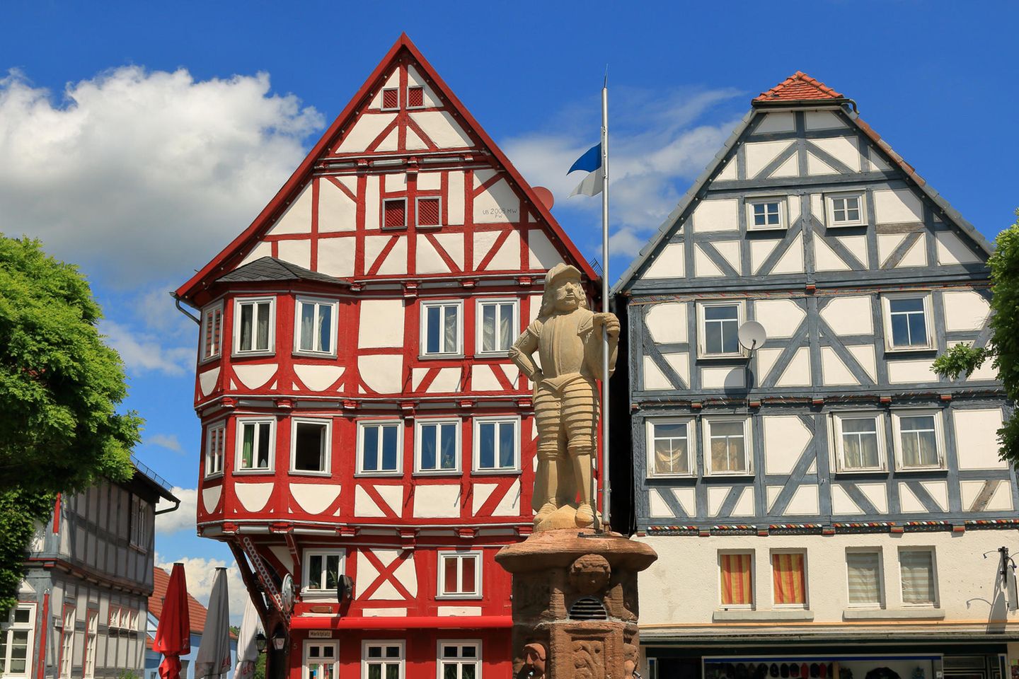 "Ruhlandpfad" im nördlichen Hessen Ruhland-Statue auf dem Marktplatz von Treysa