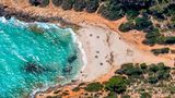 Malerisch schmiegt sich der gerade einmal 80 Meter breite Sandstrand in die Bucht von Cala Varques. Hotels, Cafés oder Geschäfte sucht man hier vergebens. Stattdessen umgibt dichter Wald den feinen Sandstrand bei Porto Cristo, den man nur zu Fuß erreichen kann. Am besten parkt man auf dem Parkplatz an der Hauptstraße Ma-4014 und nimmt von dort den letzten Teil des Weges auf sich. Familien schätzen den flach abfallenden Sand in der Bucht, Kletterer besuchen sie wegen der zerklüfteten Felswände und FKK-Freunde finden in einer weiteren kleinen Bucht ihren Platz, die ein Küstenwanderweg mit der Cala Varques verbindet