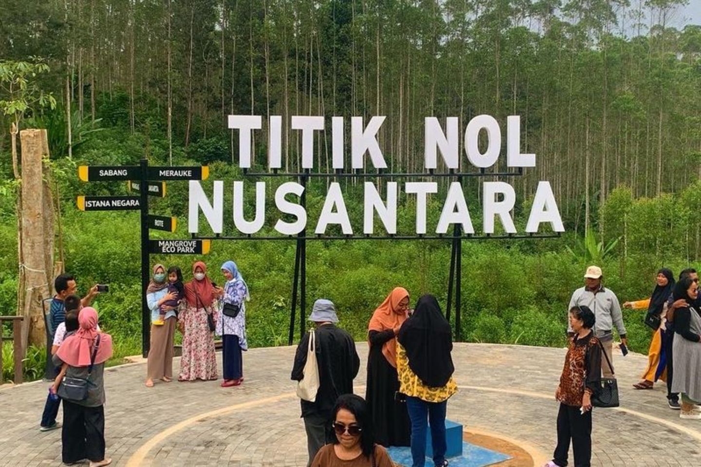 Einheimische besuchen das Gebiet, das als "Nusantara Ground Zero" bezeichnet wird. Hier entsteht gerade Nusantara, die neue Hauptstadt Indonesiens